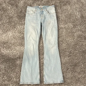 Ljusblå bootcut jeans - Säljer ett par ljusblåa lågmidjade jeans från lager, säljer pga att de blev för stora 🥰🥰 dom e nya så i fint skick