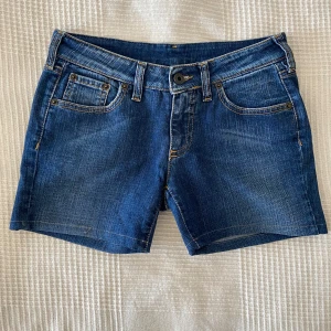 vintage replay shorts - vintage jeans från replay som är omsydda till shorts. står att de är storlek 40 kids men hade snarare sagt w25-w26. skriv om du har frågor eller funderingar eller om du vill ha fler bilder!💞