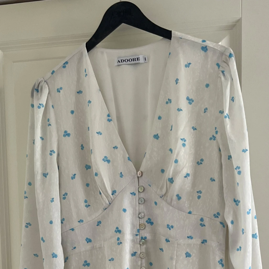 Vit långklänning med blå blommor från Adoore - 2