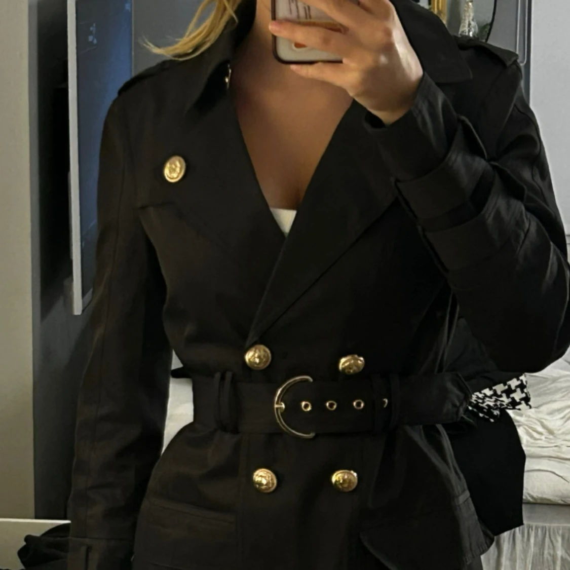 Svart trenchcoat med guldknappar  - 1