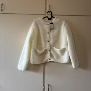 Vit teddyjacka från 4.67, XS - Prislappen  är borttagen från teddy jackan 