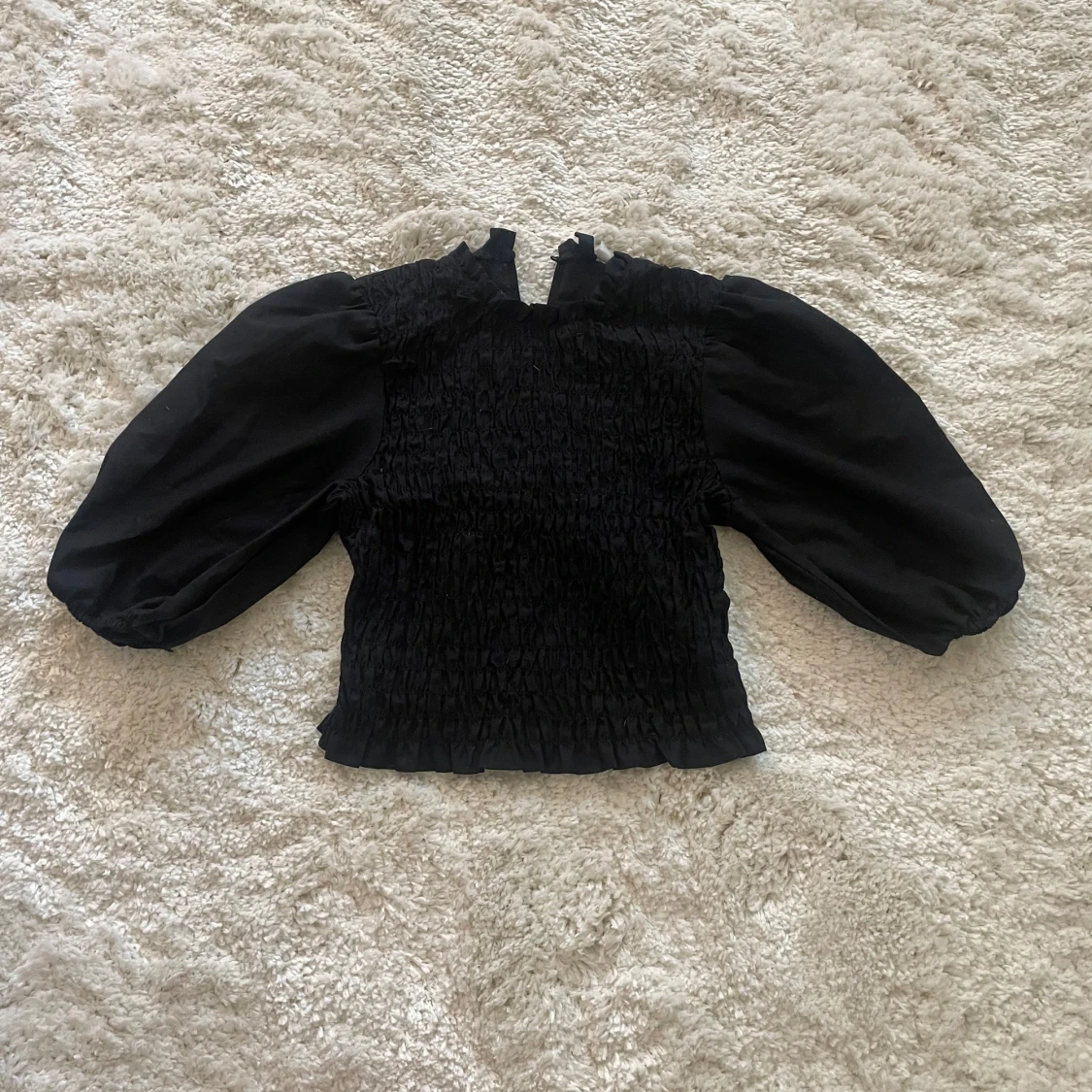 Svart blus med puffärmar från H&M Divided