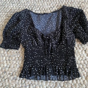 Prickig topp - Prickig topp med fina detaljer