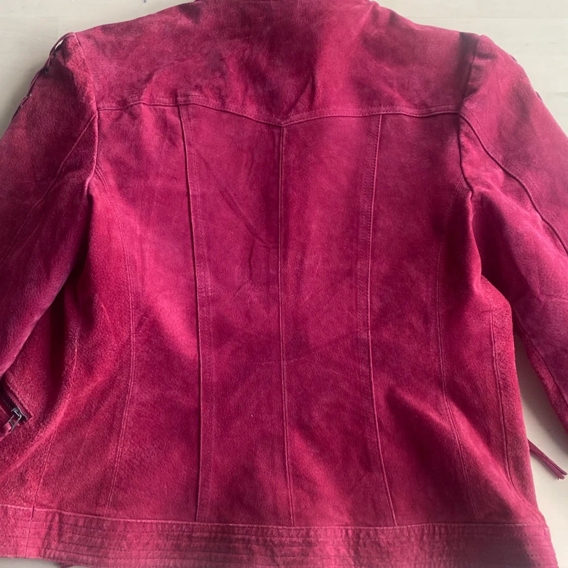 Röd/rosa  mockajacka med unika detaljer  - 3