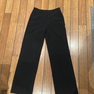 Svarta kostymbyxor från ONLY - Svarta kostymbyxor från ONLY i storlek 32/34. Har används ungefär 3 gånger så är i väldigt fint skick. Säljer dom för 500kr eller eventuellt prisförslag