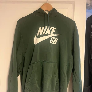 Grön Nike SB hoodie - Säljer en grön hoodie från Nike SB. Storlek L. Gott skick