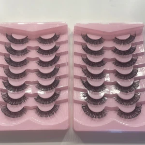 Falska ögonfransar i 7 pack  - Säljer två rosa askar med totalt 7 par svarta lösögonfransar per förpackning. Fransarna är långa, täta och har en naturlig böj för en dramatisk look. Perfekta för att lyfta din sminkning och ge extra volym till fransarna. Fransarna är i D curl🤍🤍.