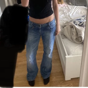 Blåa lågmidjade bootcut jeans - Säljer ett par blåa jeans med låg midja och bootcut passform. Jeansen säljs pga att det är lite för stora för mig! Köpa på Sellpy men aldrig använda 💓