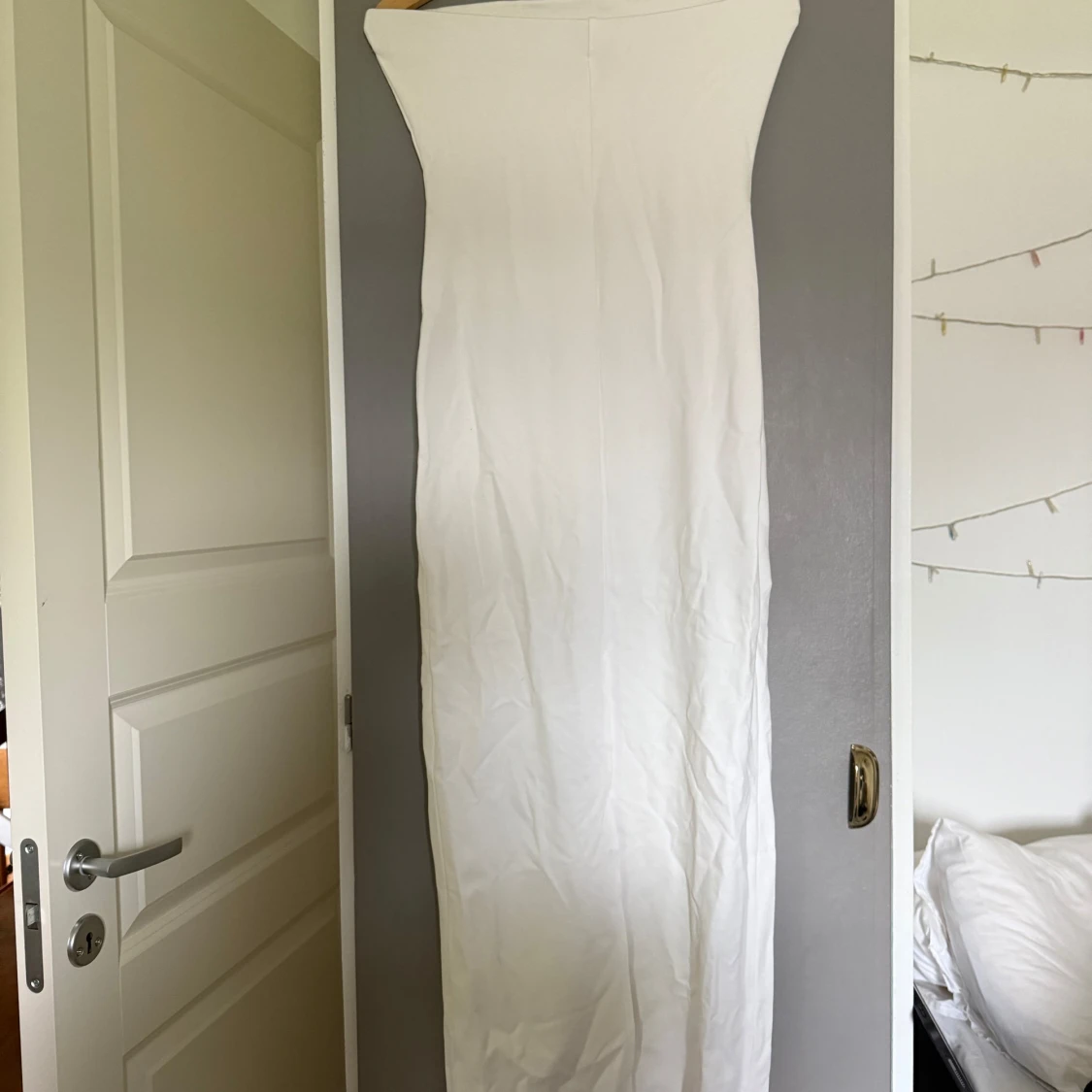 Vit axelbandslös långklänning NA-KD - 1