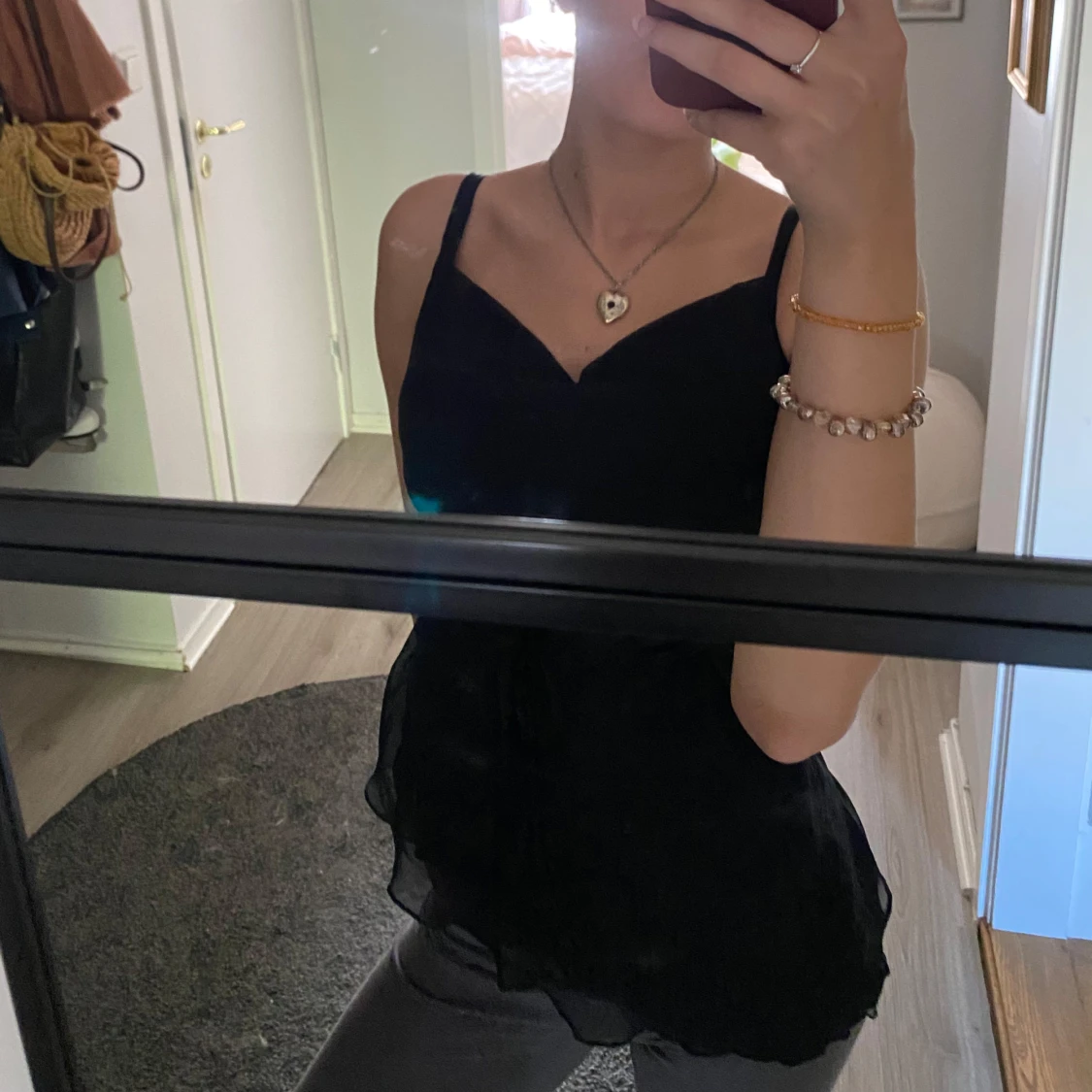 Svart linnetopp med knytband