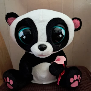 Panda leksak - Den behöver batterier, men fungerar bra. Den gör ljud, rör på sig, och rör på ögonen och munnen. Den är I väldigt fint skick