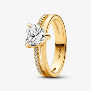 Pandora ring - Säljer min superfina Pandora guldring (guldpläterat) Kommer med original påse och ringbox 🩷Skriv privat för mer info. 