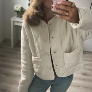 Quiltad beige jacka från Gina Tricot - skit snygg beige jacka från gina!! skit snyggt till ett par blå jeans. Jackan är i storlek M men sitter som en S! liten i storleken skulle jag säga, säljs ej mer, finns ej i lager!😍Aldrig haft ute endast testat inne!!