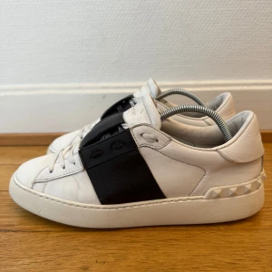 Valentino open sneakers - Säljer nu dessa fina valentino open skor | Fint skick | Storlek 39 | Kvitto ingår som intygar äktheten | Hör gärna av er vid frågor eller funderingar 