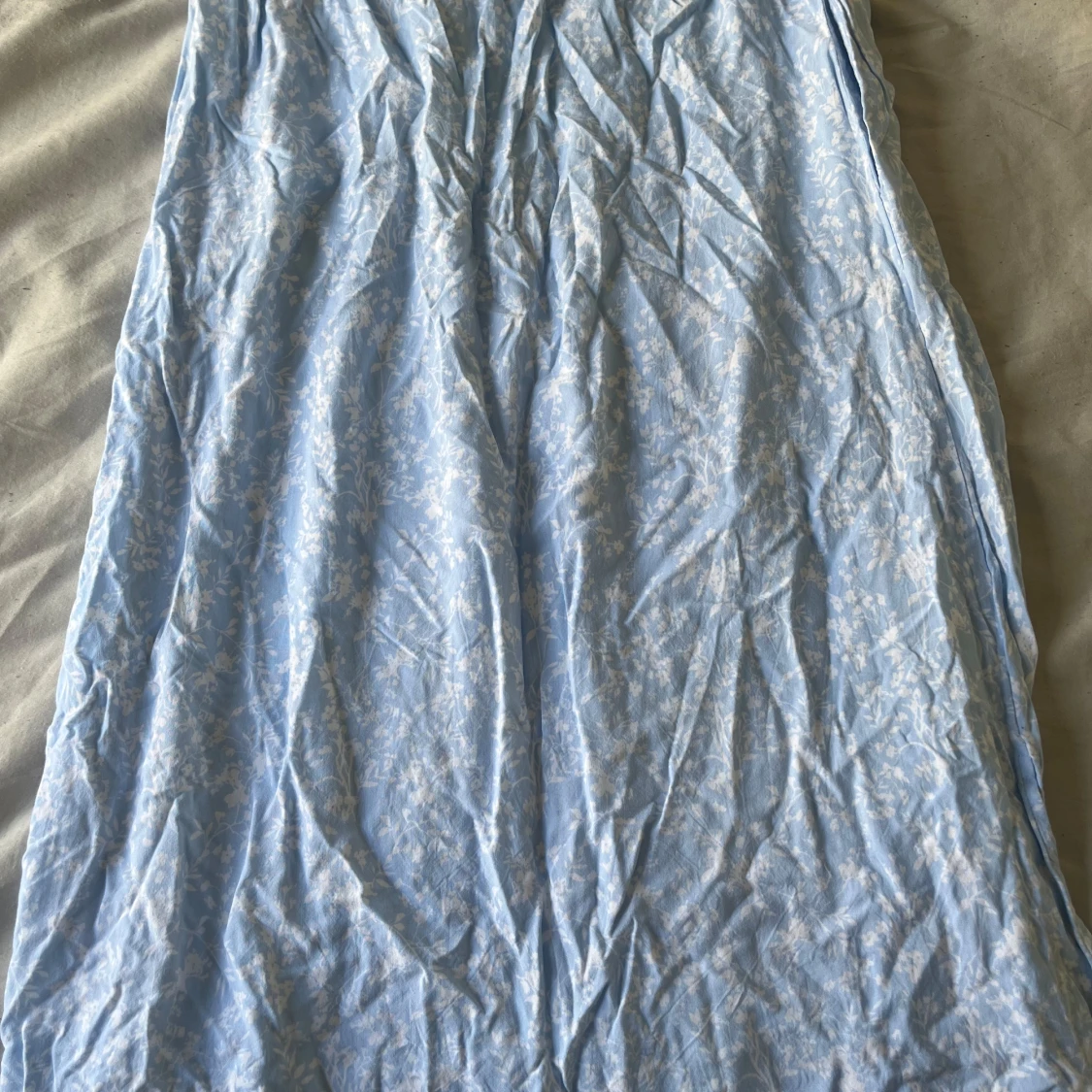 Ljusblå långkjol med blommigt mönster - 1