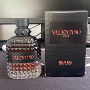 Valentino Uomo Born In Roma Coral Fantasy - Valentino Uomo Born In Roma Coral Fantasy. Helt ny är 100 ml kvar. 