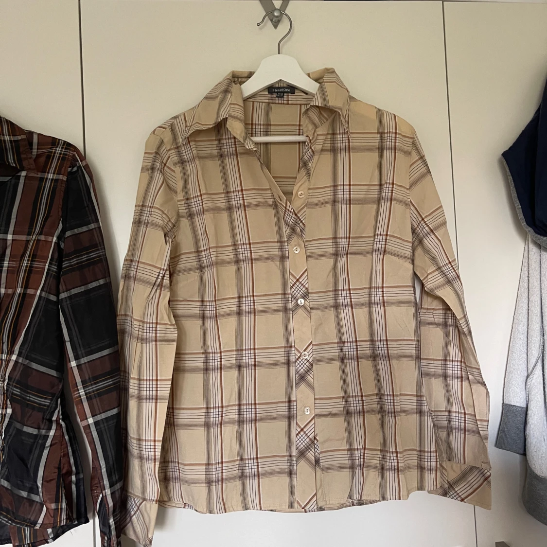 Två rutiga skjortor i brunt och beige - 2