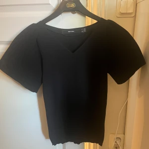 Svart v-ringad topp från Vero Moda - Svart topp från Vero Moda med v-ringning och korta, puffiga ärmar. Modellen är jätte fin. Jag säljer den för att den inte kommer till användning! Pris kan diskuteras💕