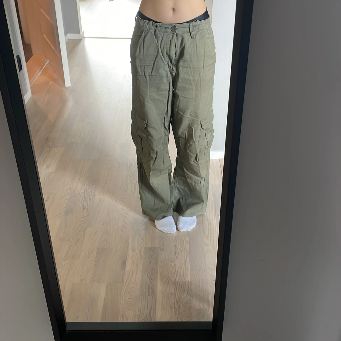 Olivgröna cargobyxor från H&M