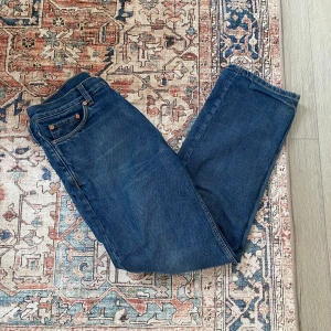 Mörkblåa herr-jeans Weekday - Säljer dessa schyssta jeans från Weekday.                     Storlek: W28/L30 Skick: 10/10 Nytt pris: 399-499kr ❗️Kontakta mig vid minsta lilla fråga❗️
