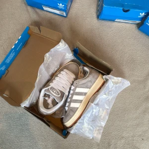 Adidas Campus - Adidas campus 00 grå, strl 37 1/3. Helt nya och oanvända sneakers. Boxen är delvis skadad då de köpts upp från ett lager, därför säljs de billigare. Skorna är i perfekt skick.