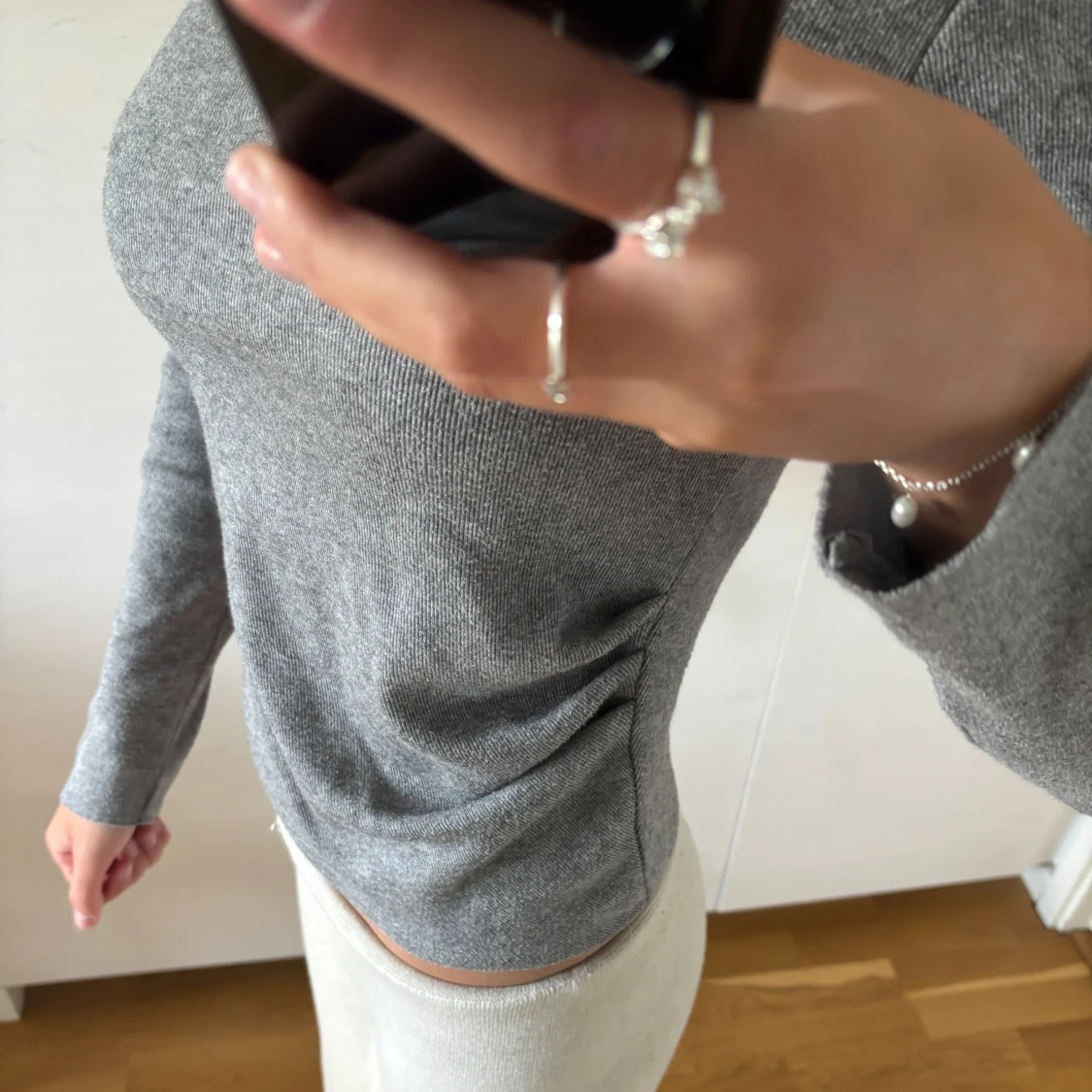 Grå offshoulder stickad tröja - 2