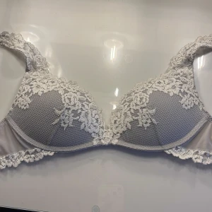 Intimissimi bh - Snygg grå bh med vit blommig spets som inte säljs längre🩷intresse koll!