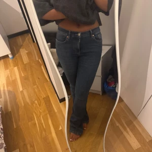 Blå bootcut jeans  - Snygga blå jeans med klassisk bootcut-passform. Jeansen har fem fickor, normal midja och är tillverkade i ett mjukt denimtyg som sitter skönt. Perfekta för dig som gillar en tidlös look med lite utsvängda ben.