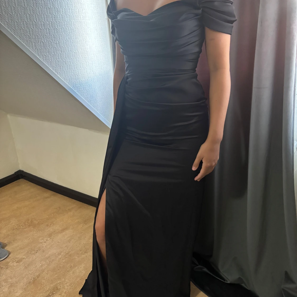 Svart långklänning med slits - 1