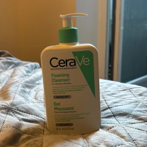 CeraVe Foaming Cleanser 473 ml - CeraVe Foaming Cleanser är en ansiktsrengöring för normal till fet hud. Kommer i en vit plastflaska med grön pump och detaljer. Innehåller ceramider, niacinamid och hyaluronsyra. Fri från parfym och passar för daglig rengöring av ansikte och kropp. Helt oöppnad och oanvänd. Köptes för 249 kr.