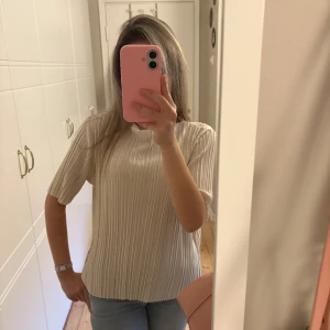 MQ Blus med kort ärm storlek xs - Jättefin blus från MQ i nyskick i storlek xs. Blusen är i tunt och skönt material!Perfekt att ha på fest!!