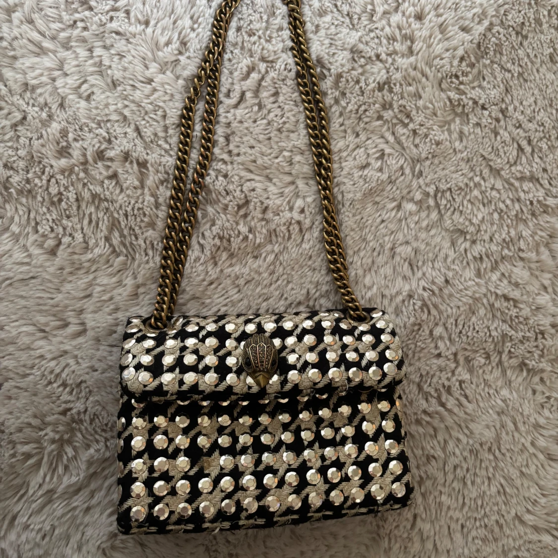 Svart och silver axelväska med kedja