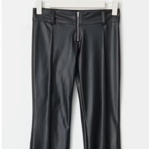 Svarta skinnbyxor från Gina Tricot - Snygga svarta skinnbyxor från Gina Young🌸hör av er om ni vill ha fler bilder 
