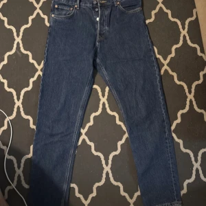 Weekday Barrel jeans blå 30/32 - Säljer ett par blå Barrel jeans från Weekday i storlek 30/32. Jeansen har en loose passform med rak siluett och klassisk femficksdesign. Tillverkade i kraftigt bomullsjeansmaterial med snygg mörkblå tvätt. Perfekta för en chill och avslappnad look.