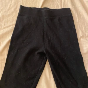 Svarta cykelbyxor - Svarta cykelbyxor från H&M Divided i storlek XS. De är stretchiga och mjuka med hög midja och smal passform. Tillverkade i bomull och elastan för en bekväm känsla.