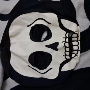Dödskalle mask - Dödskalle mask- passar super för Halloween. Den är I bra skick- använd endast en gång. Den är för barn.