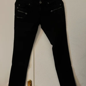 Svarta jeans  - Svarta jeans med låg midja. Använda några gånger.