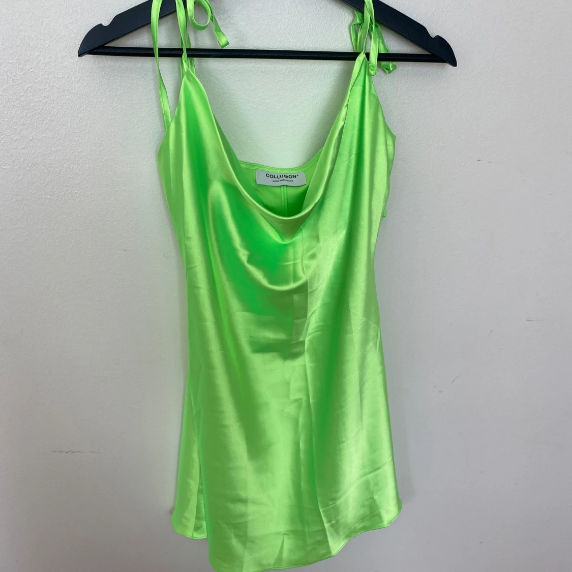 Limegrön satin klänning asos