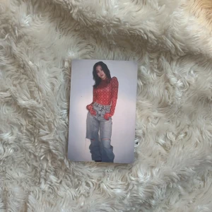 Ryujin röd top photocard ITZY  - fint inofficiellt Ryujin ITZY photocard. Skriv till mig vid intresse !