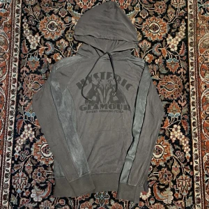 Hysteric glamour hoodie! - Sjukt snygg hoodie från de japanska märket ”hysteric glamour” att få tag på kläder från detta märket är extremt svårt därav priset den är liten i storlek så ungefär s/xs mått sista bilden: A: 49cm B: 60cm 