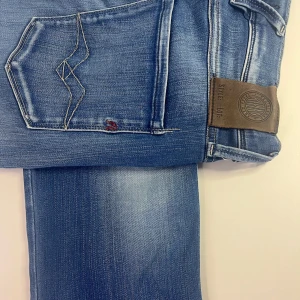 Replay Hyperflex blå jeans - Skick 9/10  Storlek 28/32  Pris 850:- SEK  Nypris 2000:- SEK