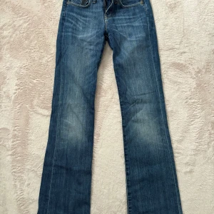Lågmidjade Lee jeans- vintage - Säljer mina favorit jeans som jag verkligen älskar. Kan tyvärr inte längre ha denna storlek så måste nu sälja dem. Skicket är superfint och i de är i riktigt Jens material. (98% bomull) Låga i midjan. W:25 L:33