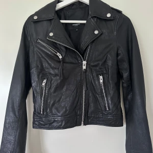 Svart skinnjacka Rockandblue  - Säljer en svart skinnjacka från Rockandblue. Den är i mycket bra skick då jag inte använd den så mycket, då den inte kommit till användning. 
