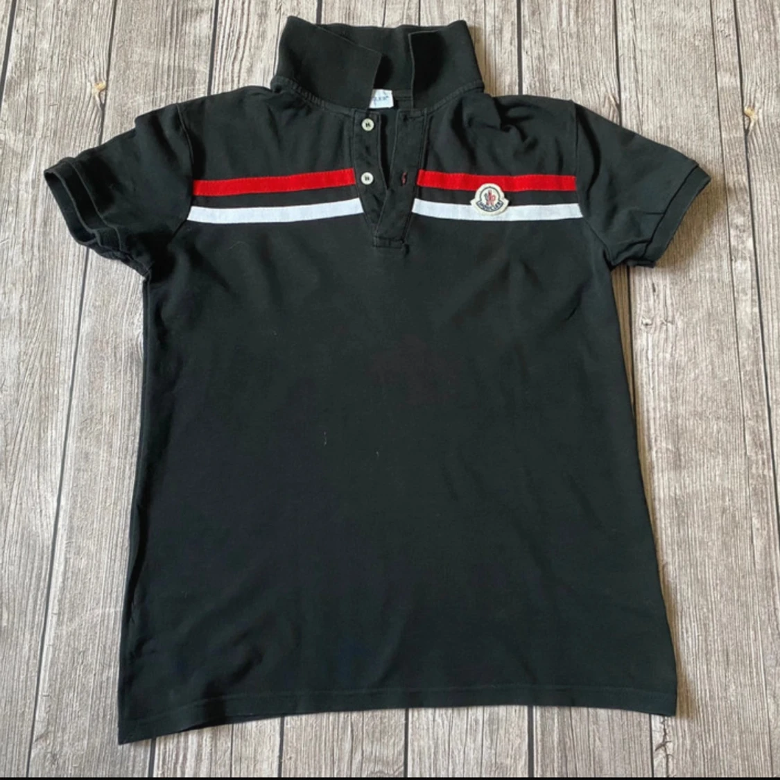 Svart pikétröja Moncler med röd detalj - 1