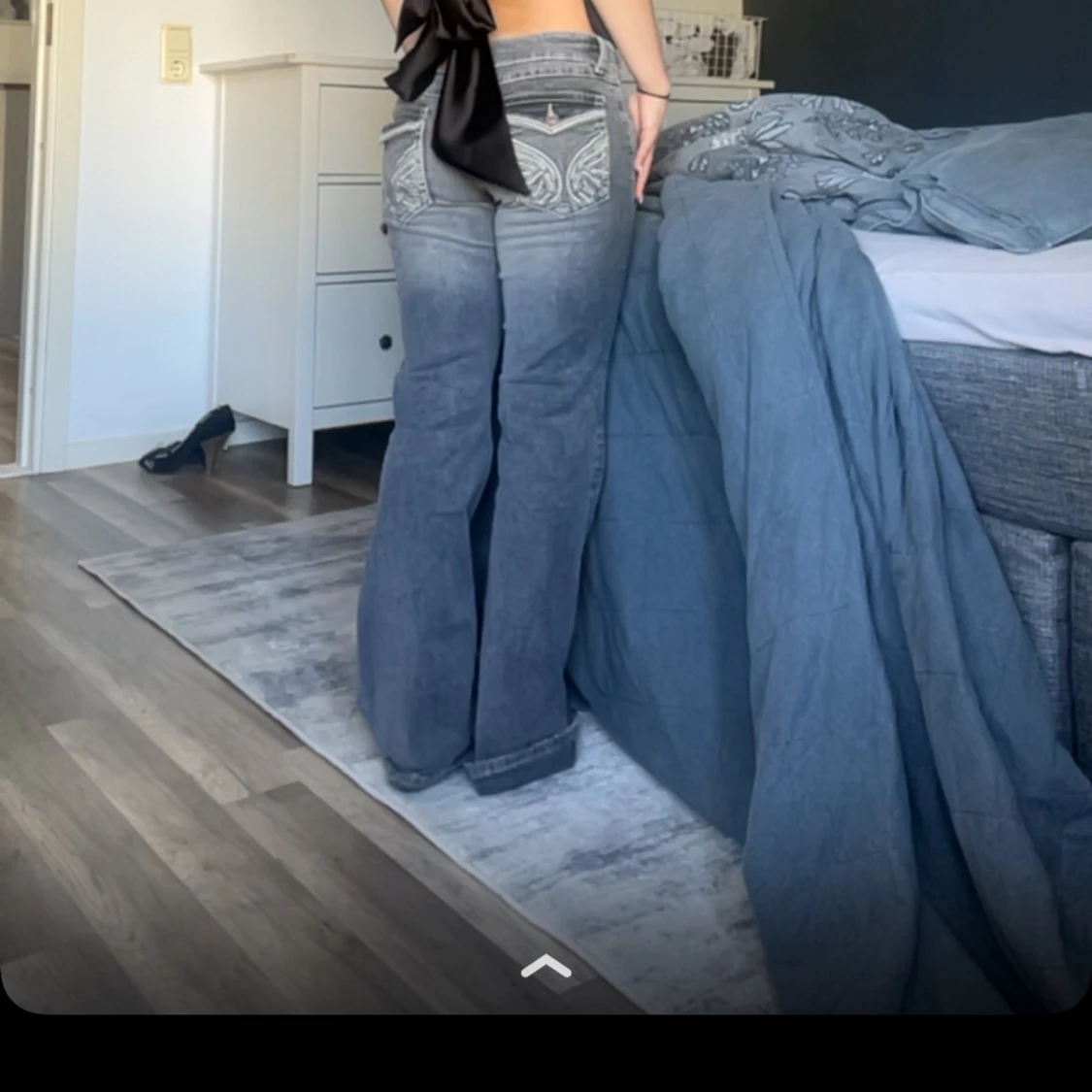 Grå bootcut jeans med broderade fickor - 2