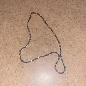Silvrigt tvinnat halsband - Halsband äkta silver fick som present.