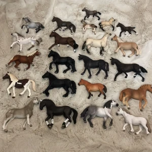 Hästar – En samling av modeller och tillbehör - Upptäck en cool samling med 20+ realistiska hästfigurer i olika färger och raser! Perfekt för dig som älskar djur, samlar på modeller eller vill skapa egna äventyr. Inspirerar till lek, kreativitet och hästintresse – en unik chans för unga hästfantaster! Alla hästar tillsammans kostar 800 och styck 50 förutom fölen dom kostar 30. Tillbehören tillsammans kostar 100 kr om man vill köpa i styck så kostar allt 30.