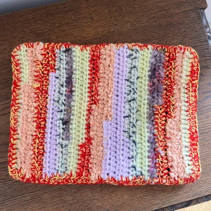 Handgjort datorfodral! - Egenvirkat datorfodral/laptopsleeve. Tjockt material så skyddar bra! 32x25 cm❤️❤️