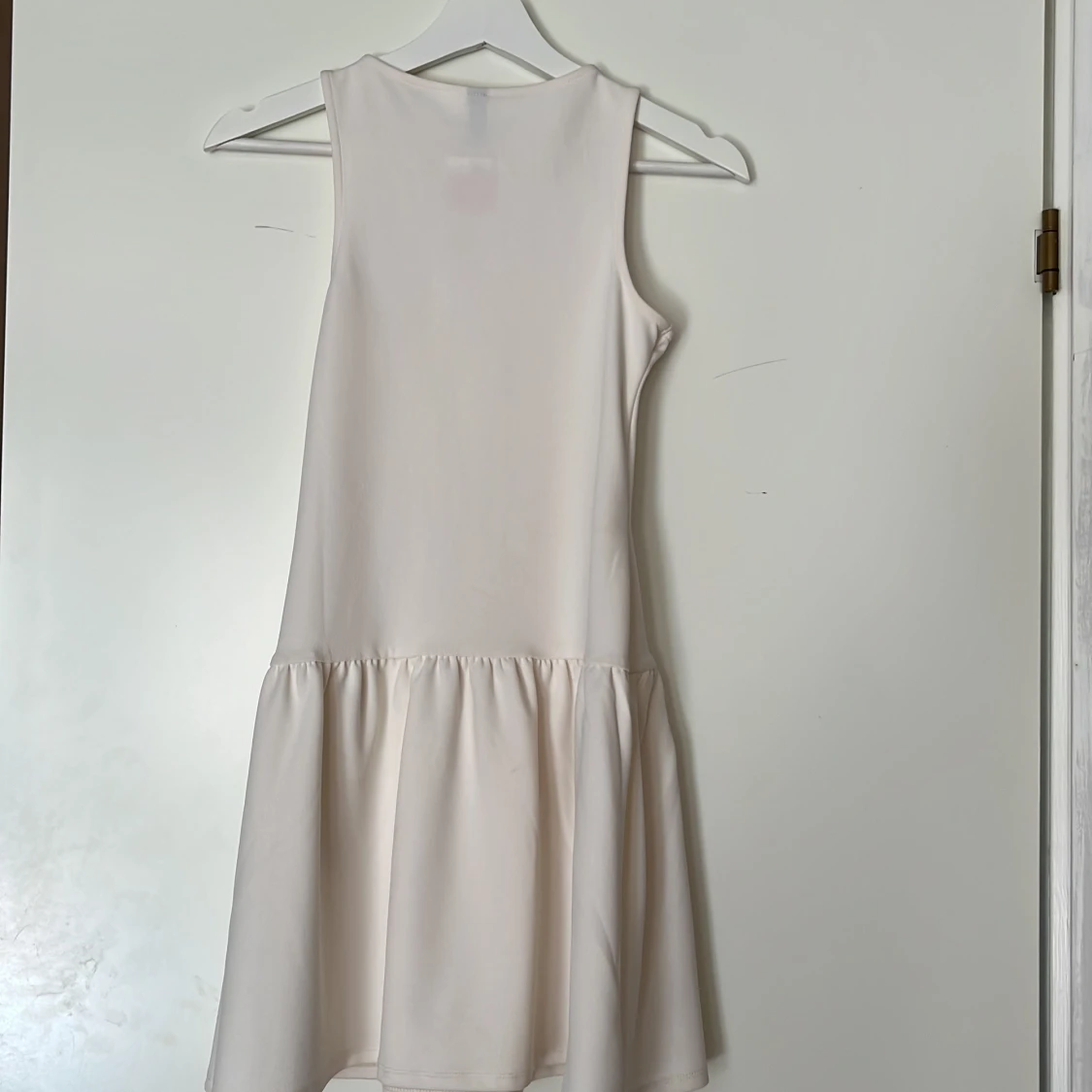 Vit ärmlös klänning från HM - 1