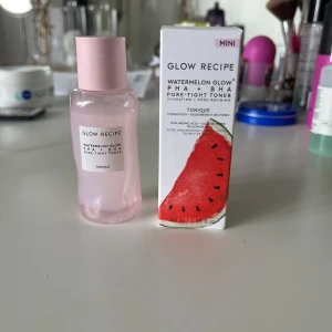 Glow Recipe Watermelon Glow Toner Mini - Glow Recipe Watermelon Glow PHA+BHA Pore-Tight Toner i ministorlek (40 ml). Tonern är rosa och kommer i en söt plastflaska med rosa lock. Innehåller vattenmelonextrakt, hyaluronsyra och kaktusvatten för återfuktning och porsammandragning. Alkoholfri och vegansk formula. Andvände några gånger priset går att diskuteras